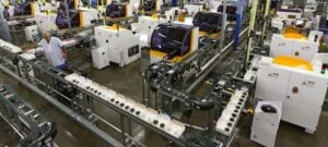 Worker in the production of eyeglasses and contact lenses